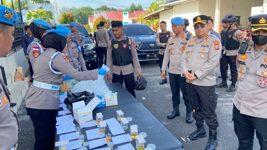 Propam Polda Riau Ngetes Urin Serta Di Cek Kelengkapan Anggota Polres Meranti Dalam Gaktiblin