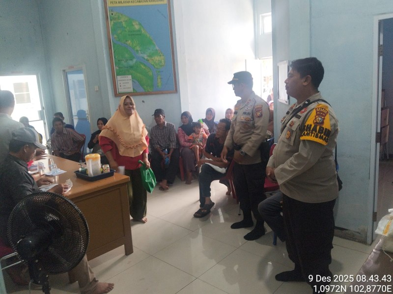 Bantuan Beras Bulog Di Salurkan Polsek Rangsang Di Desa Bungur