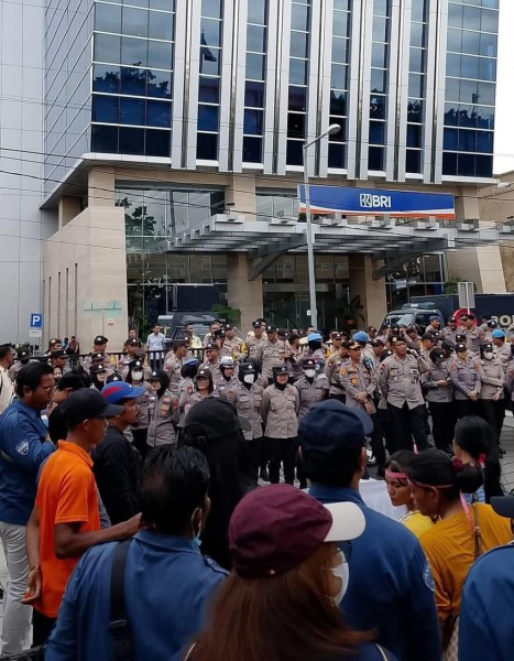Blokir Rekening Koperasi Sepihak, BRI Sudirman Pekanbaru Kena Demo