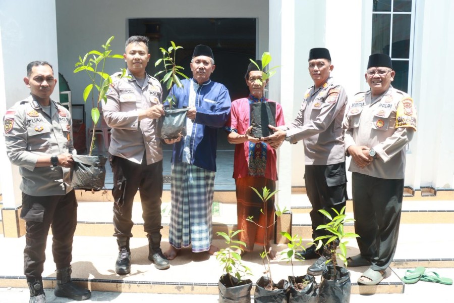 Sedekah Ekologis Polres Meranti Puluhan Bibit Pohon Ditanam Bersama Masyarakat Di Masjid.