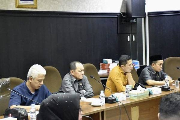 Komisi I DPRD Pekanbaru Hearing Apjatel, Cabut Tiang Dan Kabel Ilegal yang Menjamur