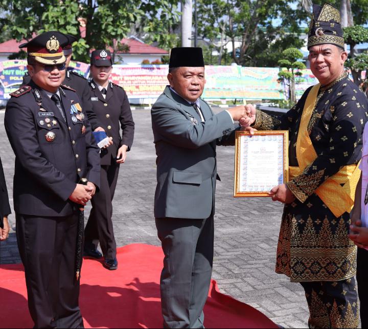 Datuk Seri Afrizal Cik Terima Penghargaan dari Kapolres Kepulauan Meranti
