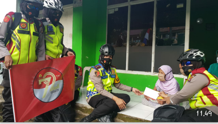 Kapolres Banjar Bersama Polwan Polres Banjar Bersepeda Door To Door Salurkan Bantuan