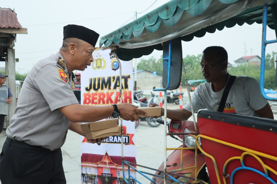 Jumat Berkah Polres Meranti Sasar Komunitas Becak, Kapolres Gede: Polisi Harus Dekat dengan Masyarakat