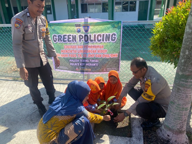 Polres Meranti Edukasi Anak PAUD dan Siswa MTs Tanam Pohon Lewat Program Green Policing