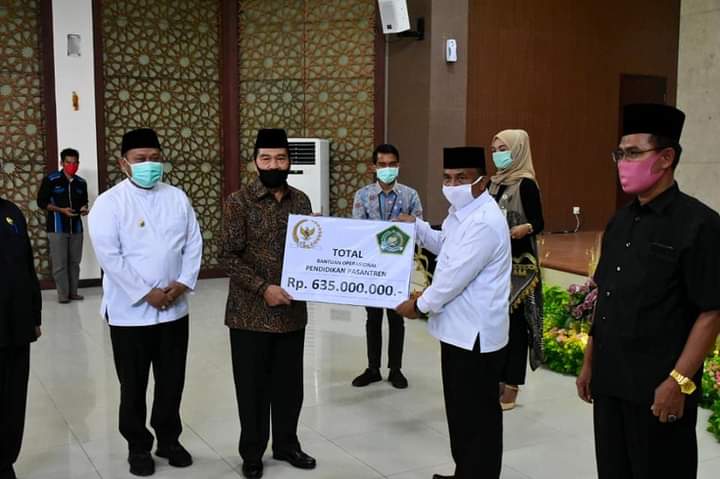 Anggota DPR RI Achmad Berikan Bantuan Dana Aspirasi untuk Pesantren di Kampar