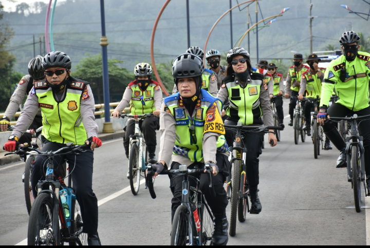 Dengan Bersepeda Kapolres Banjar dan Jajaran Patroli Berikan Bantuan dan Imbau Protokol Kesehatan
