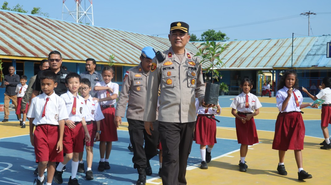 Tanam Pohon Tanam Harapan Green Policing Polres Meranti Bersama Siswa SD Yosudarso
