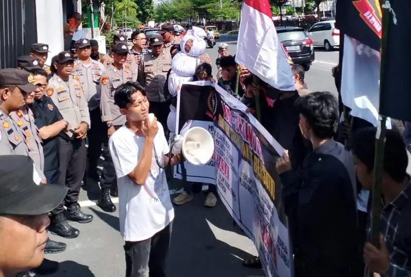 Demo di Kejari Pekanbaru, LSM BERANTAS Desak Roni Paslah Segera Ditetapkan Tersangka