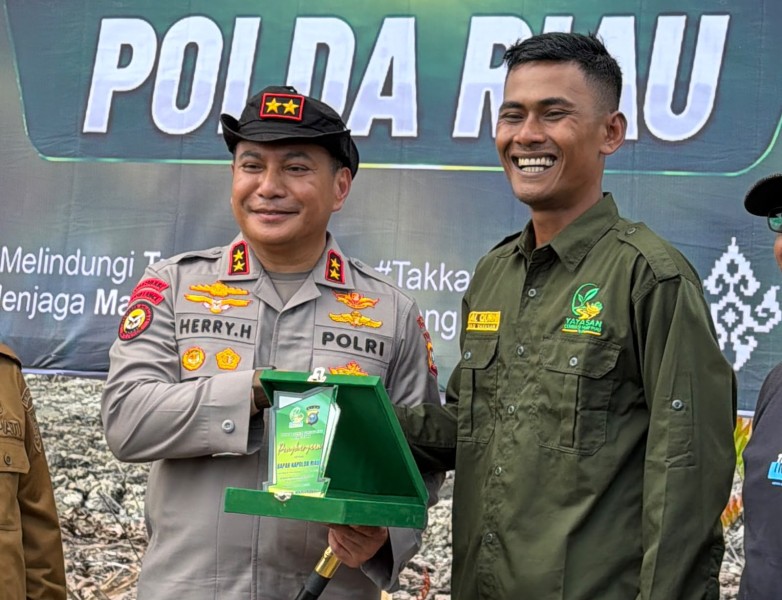 Hari Mangrove Sedunia, Yayasan Generasi Hijau Beri Penghargaan kepada Kapolda Riau
