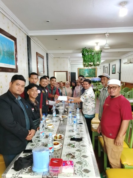 Sukarelawan Yayasan Pemuda Peduli Mualaf dan Anak-anak Mengaji Serahkan Donasi kepada IKMR Kepulauan Meranti