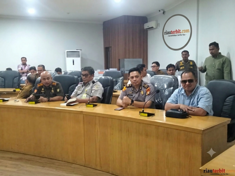 Gejolak Panas RDP Komisi 1 DPRD Kampar: Jawaban Keluhan Masyarakat, Humas Elang 3 Hambalang Riau Disoraki