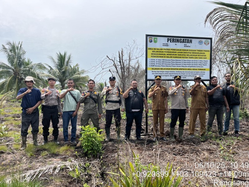 Satreskrim Polres Meranti Bersama Masyarakat Rangsang Pasang Plang Peringatan Karhutla.