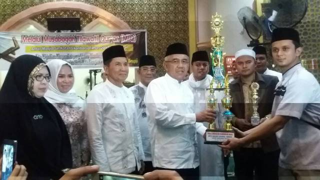 Ketua Masjid Daarul Abrar dan Ketua DPRD Riau Dampingi Gubri Resmi Tutup MTQ DPRD Riau