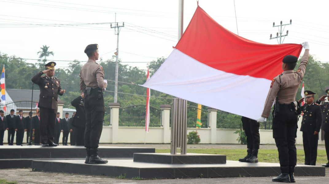 Kapolres AKBP Kurnia Setyawan Pimpin Upacara Pengibaran Bendera Merah Putih di HUT RI Ke 79 Tahun