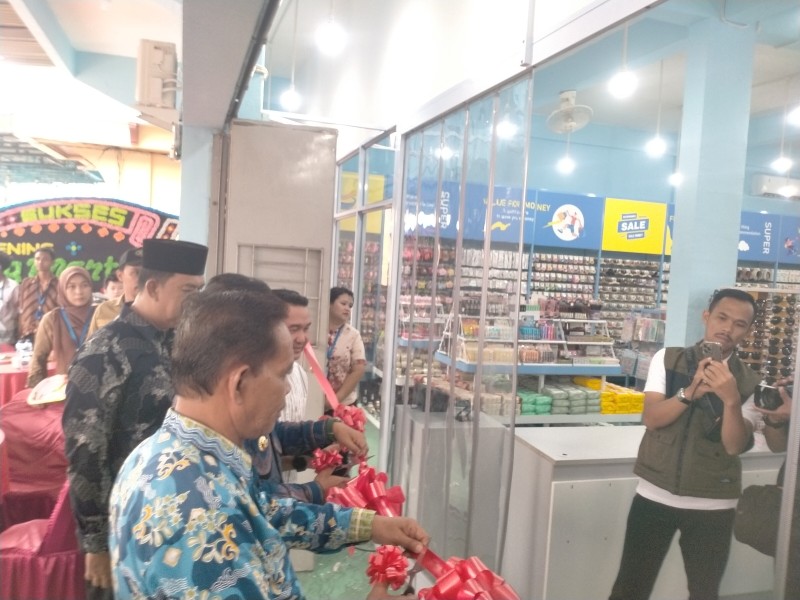 Ciptakan Lapangan Kerja Baru Bupati Asmar Resmikan Toko Kampung Mart Hadir Penuhi Kebutuhan Masyarakat.