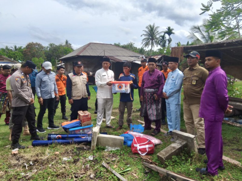 Pemkab Meranti Salurkan Bantuan Sosial untuk Warga Terdampak Bencana di Desa Maini