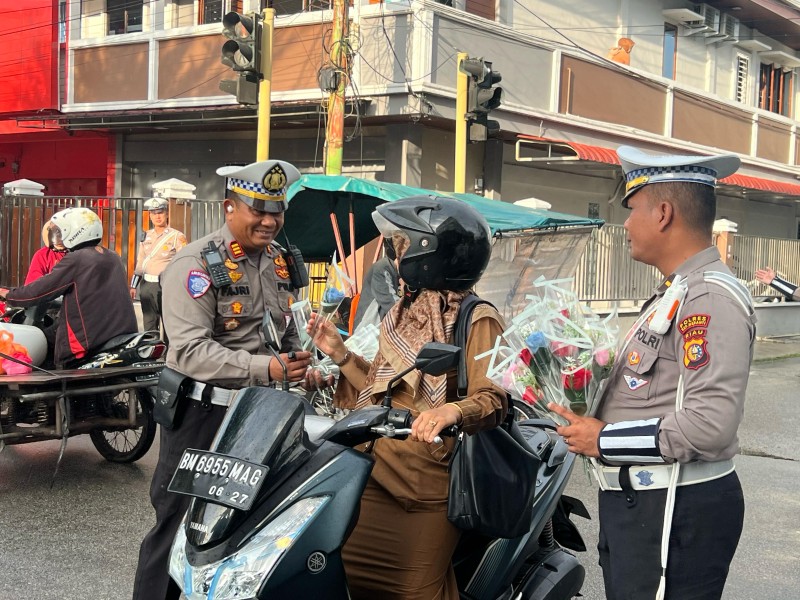 Rayakan Hari Kartini, Sat Lantas Polres Meranti Bagi Helm dan Bunga Bagi Pengendara