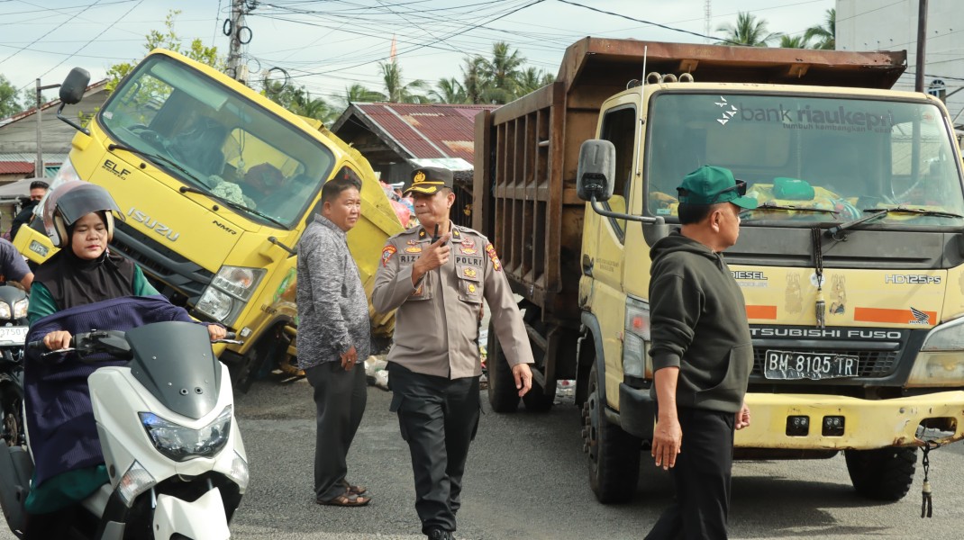 Evakuasi Dump Truk Sampah Amblas Bupati Bersama Polres Gerak Cepat