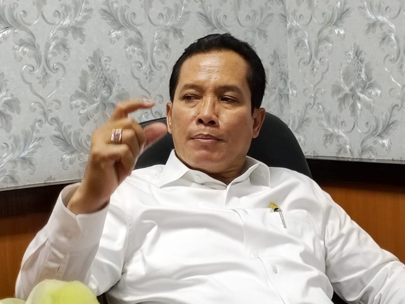 Ketua Komisi III DPRD Riau, Edi Basri, meminta pemerintah bersama pihak terkait segera menyikapi kelangkaan bahan bakar minyak (BBM) jenis solar