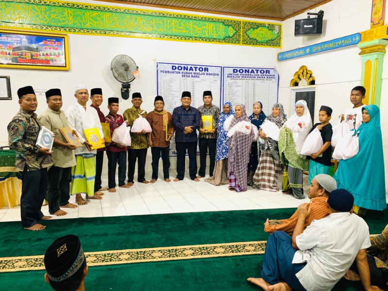 Kades M Haris Safari Ramadhan di Masjid Wahidin Desa Baru Bagi Sembako dan  Wakaf Al Qur'an
