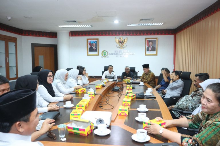 Tenaga Ahli Badan Anggaran DPRD Provinsi Riau menerima kunjungan Badan Anggaran DPRD Kabupaten kabupaten Bengkalis