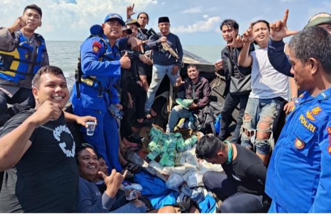 Diperairan Selat Akar Polres Meranti Ringkus Dua Kurir Berserta 27 Kg Narkotika Jenis Sabu