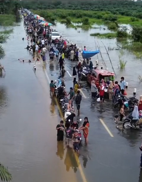 Ribuan Warga Desa Pangkalan Baru Padati Jalan Tergenang Banjir Sebagai Wisata Dadakan