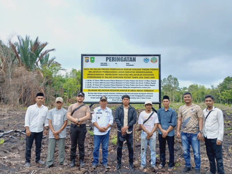 Polres Meranti Pasang Plang Peringatan Karhutla di Desa Tenan, Warga Diminta Tak Bakar Lahan dan Olah Lahan Bekas Terbakar