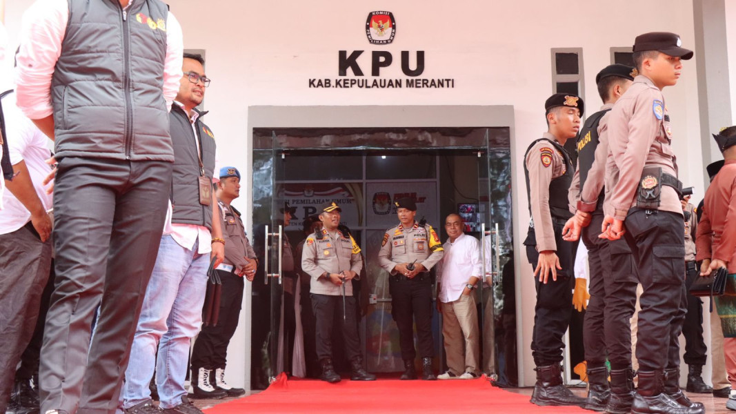 Polres Kepulauan Meranti Kawal Pendaftaran Paslon Bupati dan Wabup Di kantor KPU