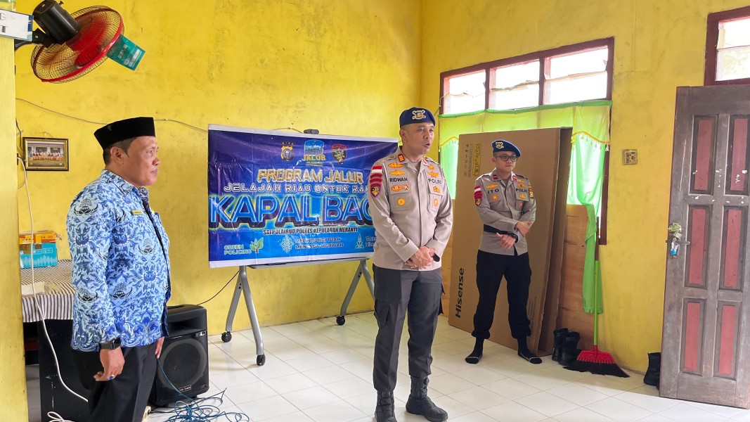 Kapal Baca Polri Sambangi SDN 18 Semulut,  Dalam Program Jalur Satpolair Meranti