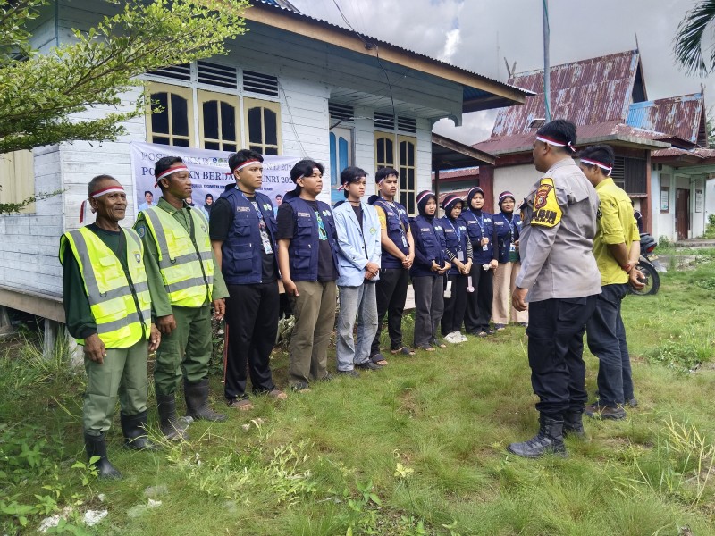 Bentengi Pesisir dari Abrasi, Bhabinkamtibmas Desa Bungur Bersama Warga Tanam Mangrove Sambut HUT Bhayangkara ke-80