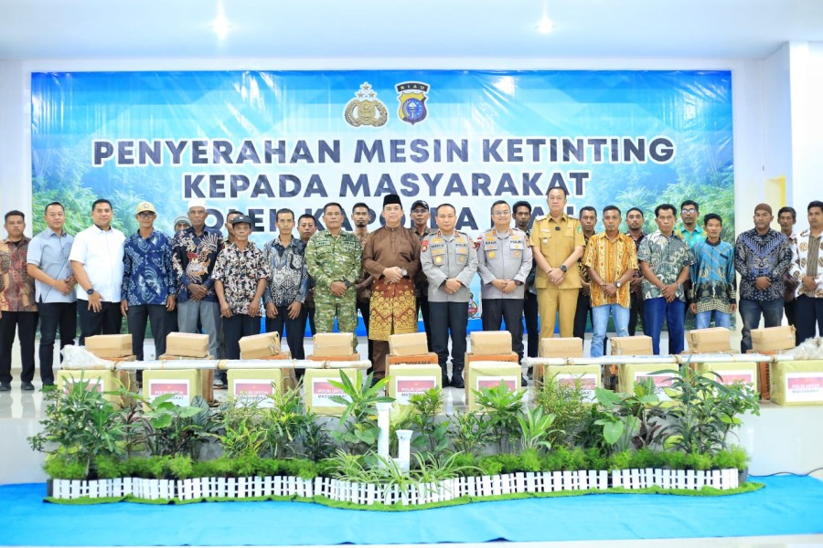 Kapolda Riau Penuhi Janji Masyarkat Bokor Berikan 20 Mesin Ketingting