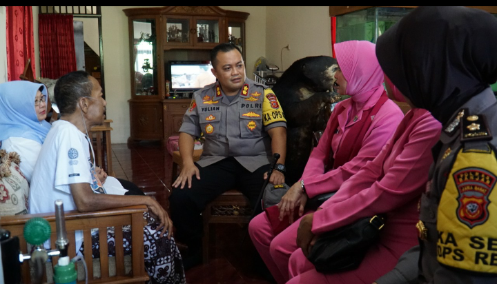 Kapolres Banjar dan Ketua Bhayangkari Cabang Kota Banjar Jenguk Personil Polres Banjar yang Sakit