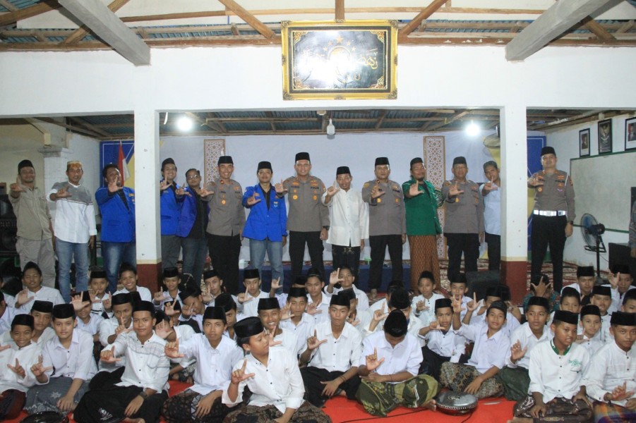 Dari PMII untuk Lingkungan: Gerakan Santri Hijau Bersama Kapolres Inhu di Ponpes Nurul Hikmah.