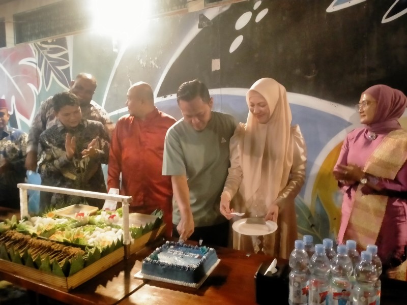 Walikota Pekanbaru Ukir Momen Terbaik Rayakan Ultah Istri Tercinta Di Sela Dinas Di Meranti.