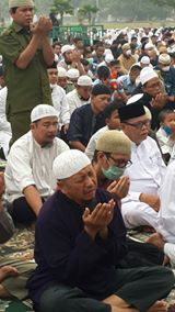 Isak Tangis Ratusan Jemaah Warnai Salat Istisqa di halaman Masjid Agung Annur Pekanbaru