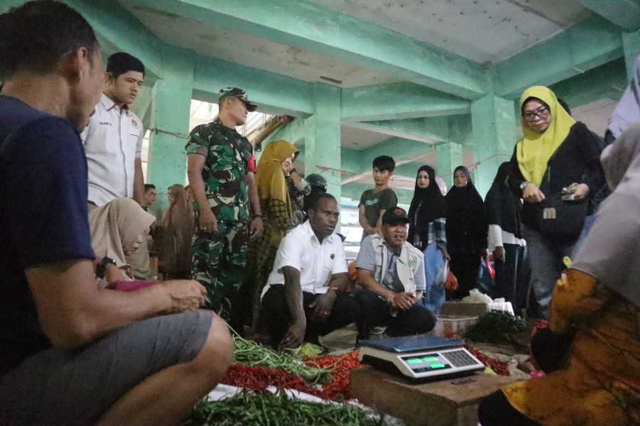 TNI dan POLRI dan Perindag Kabupaten Kepulauan Meranti : Memantau Ketersediaan dan Harga Pangan menjelang Hari Raya Idul Adha