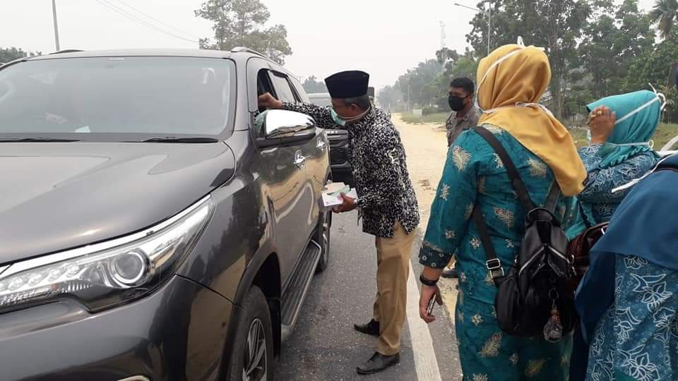 Camat Tambang Abukari Bagikan Masker Kepada Masyarakat