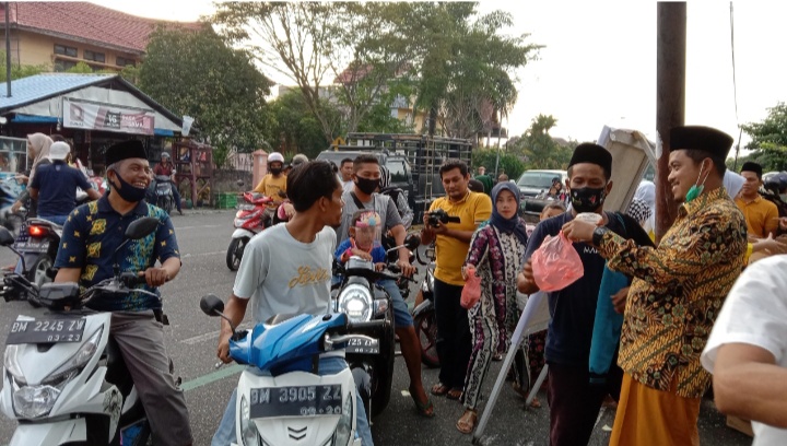 DPD II Golkar Kampar Berbagi Takjil Menjelang Berbuka Puasa