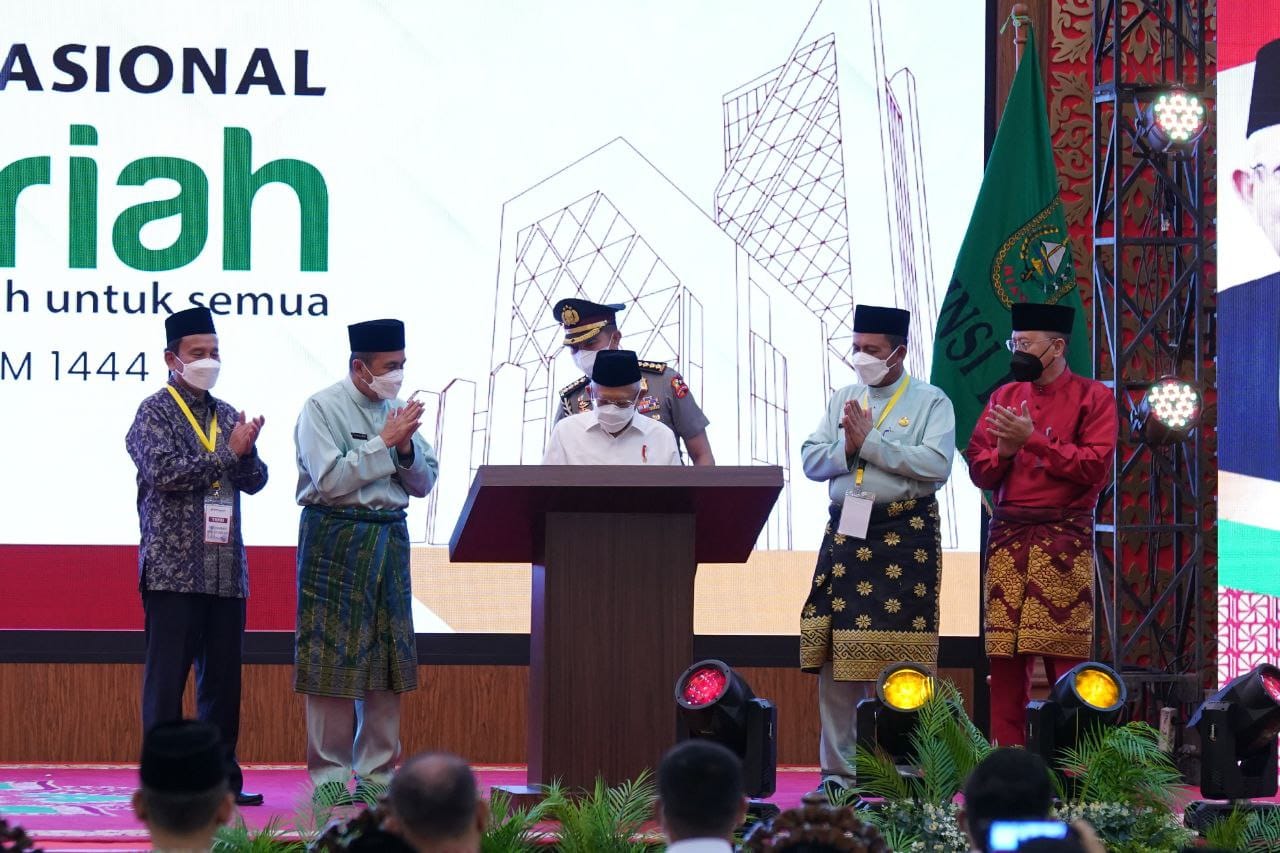 Disaksikan Wapres RI, Gubri Syamsuar Dilantik Sebagai Ketua KDEKS Riau
