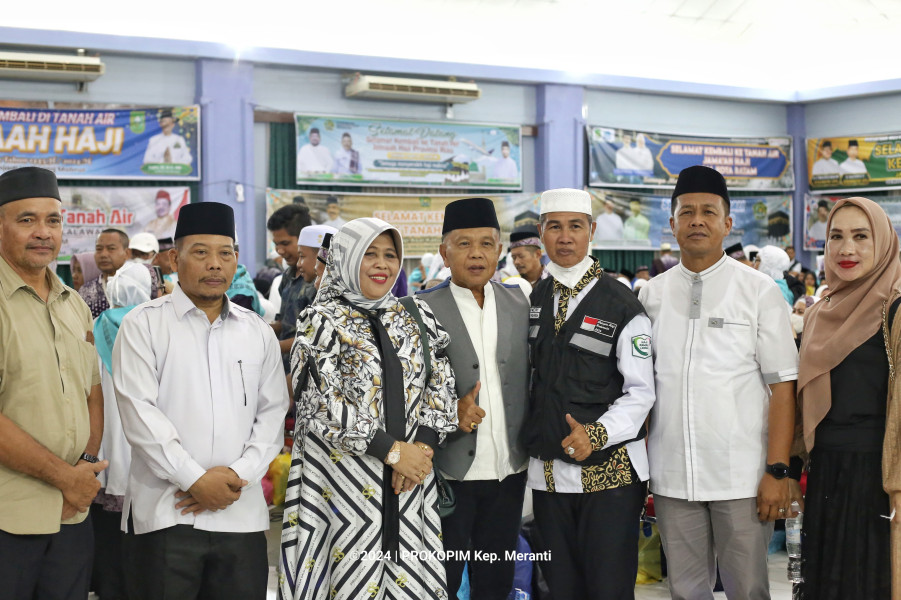 Bupati Asmar Sambut Kepulangan Jamaah Haji Meranti di Asrama Haji Kota Batam