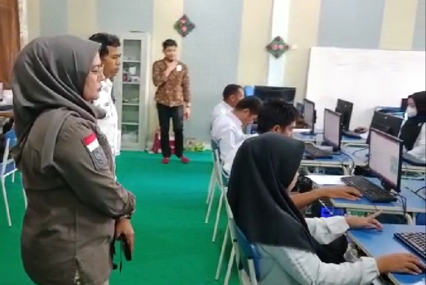Ketua KPU Kampar Maria Aribeni Pantau Langsung Ujian CAT Calon PPS di Perhentian Raja