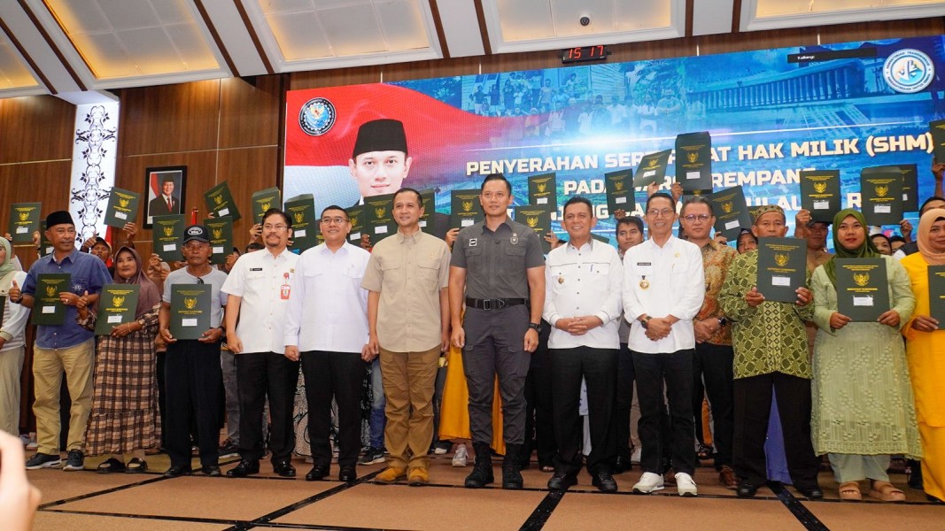 Pemerintah Serahkan 68 Sertifikat Hak Milik di Rempang, Warga Dapat Kepastian Hukum