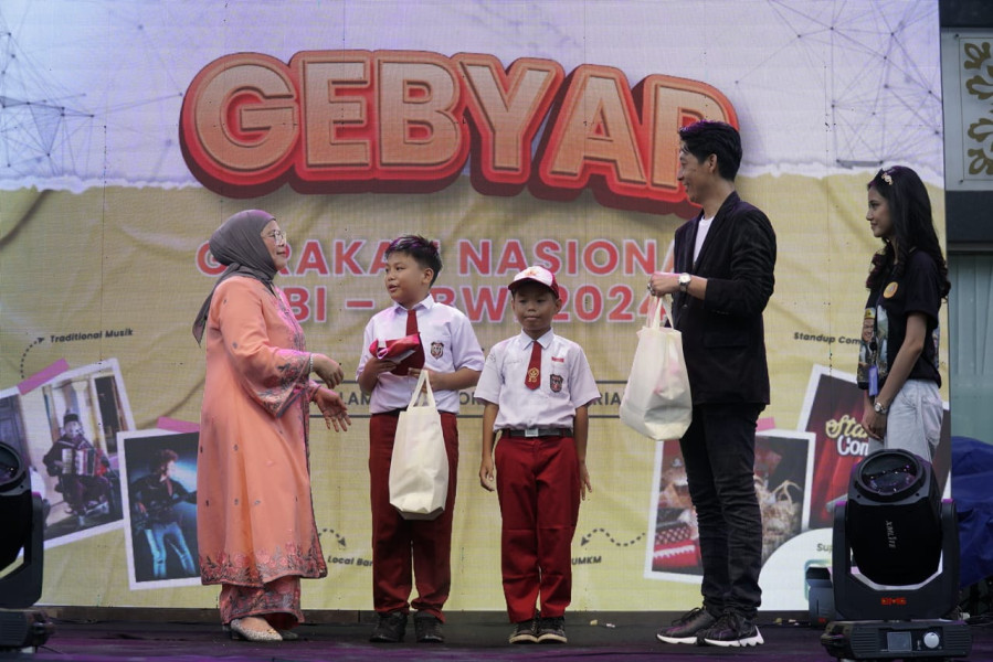 Ibu Pj Gubernur Bersama ASPEKUR Bagikan 1.000 Paket Makanan Sehat+Susu Dukung Program Tekan Stunting