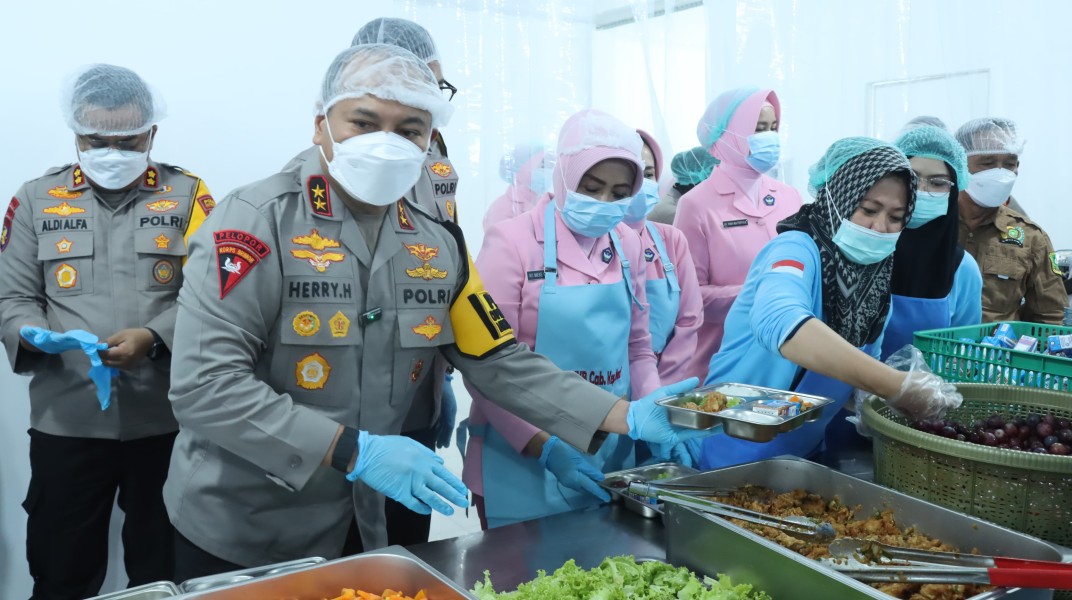 Kapolda Riau Resmikan Dapur SPPG Hingga Tanam Pohon Serta Berikan Penghargaan Personil Polres Meranti.