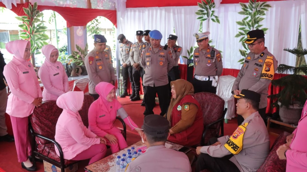 Bhayangkari cabang Meranti Bersama Wakapolres Jajaran Sembangi Pos nataru Berikan Tali Asih