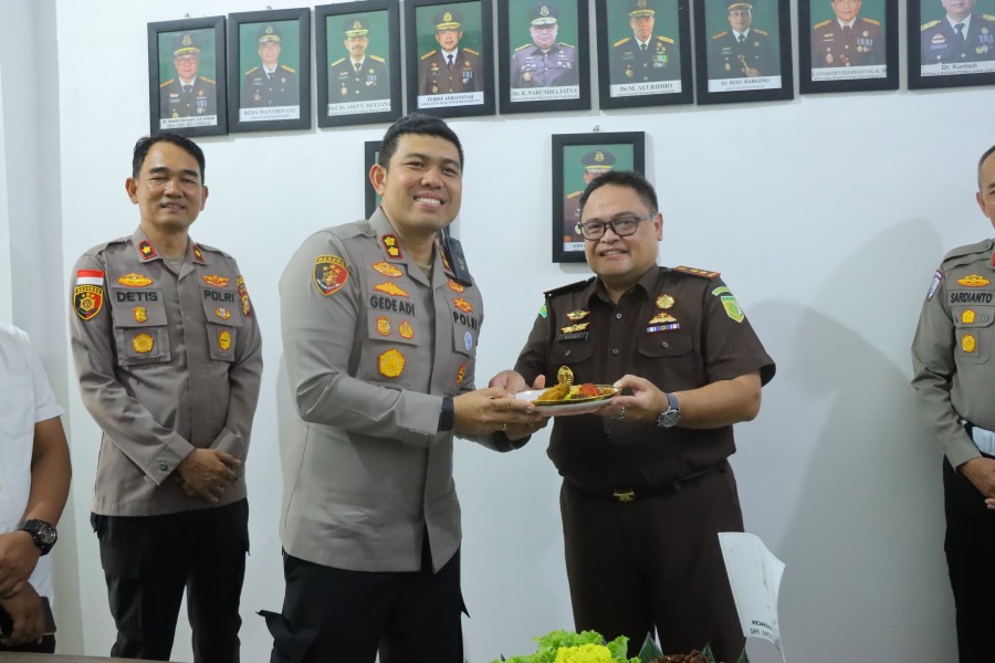 Kapolres Meranti Beri Kejutan Tumpeng ke Kejari Di Momen Hari Bhakti Adhyaksa.