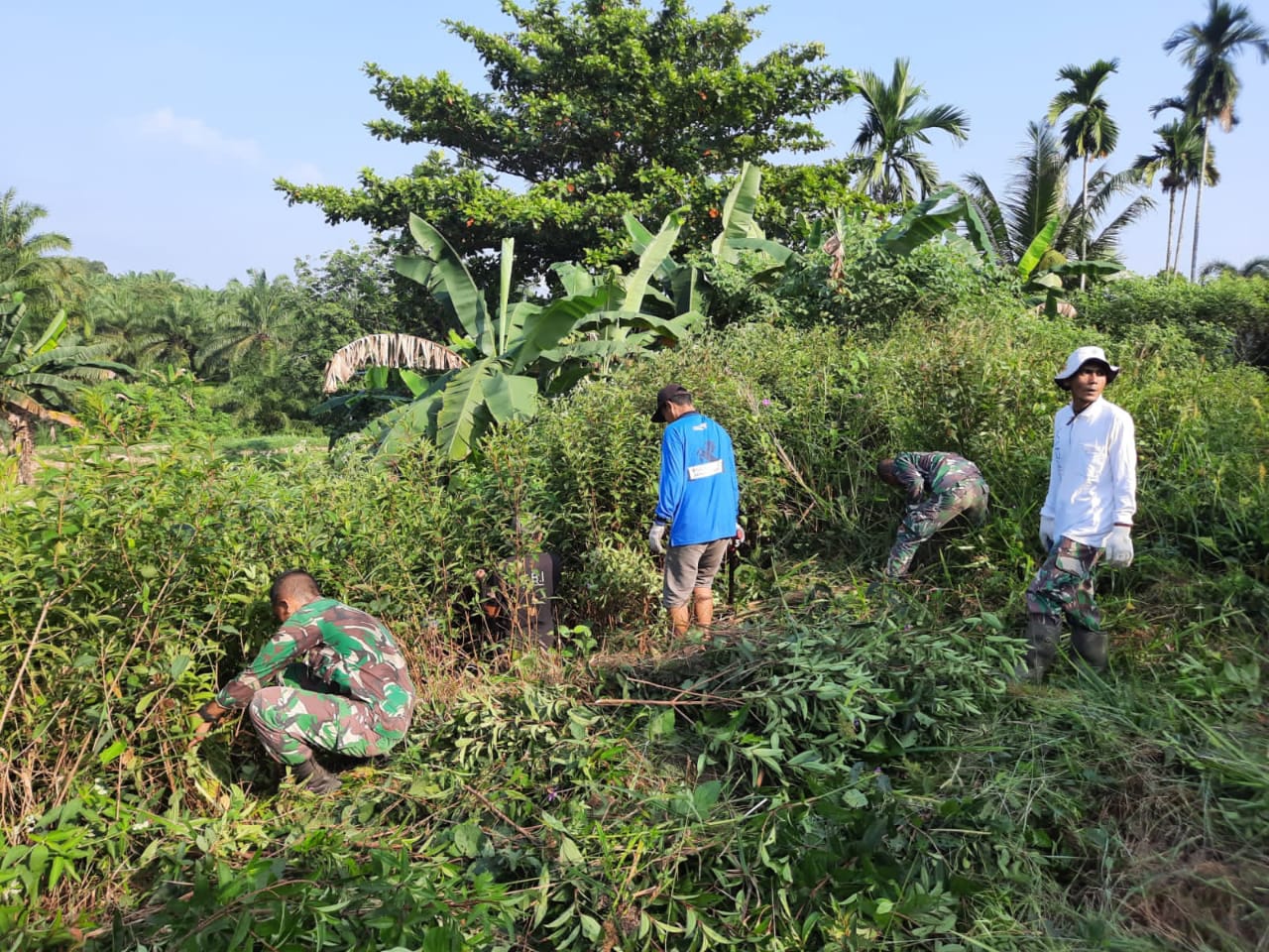 Personel Pos Kout Satgas Pamtas RI-PNG Yonif 132/BS Karya Bakti di Desa Pulau Gadang