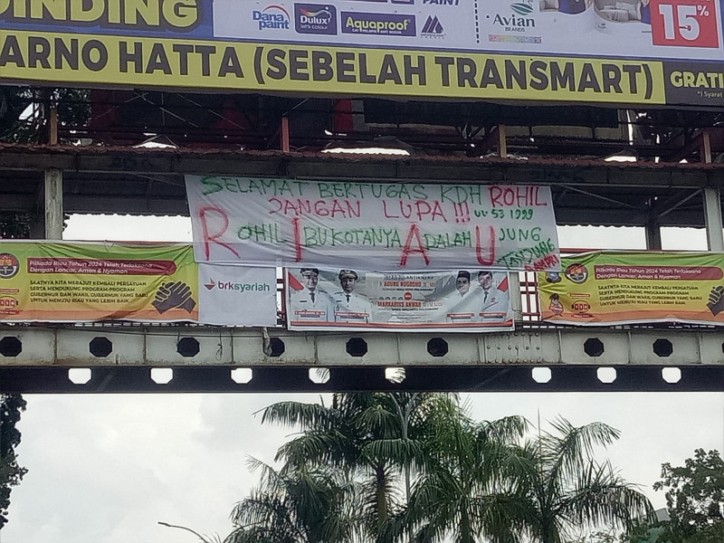 Bupati dan Wakil Bupati Rohil Kembali dari Retret Disambut Spanduk di Pekanbaru Soroti Isu Ibu Kota